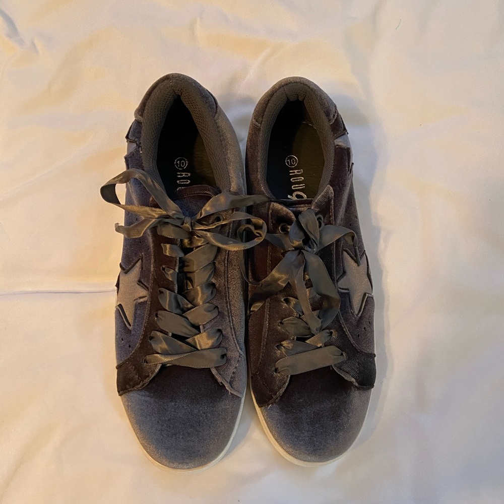 NEVER WORN SUPER CUTE SHOES
